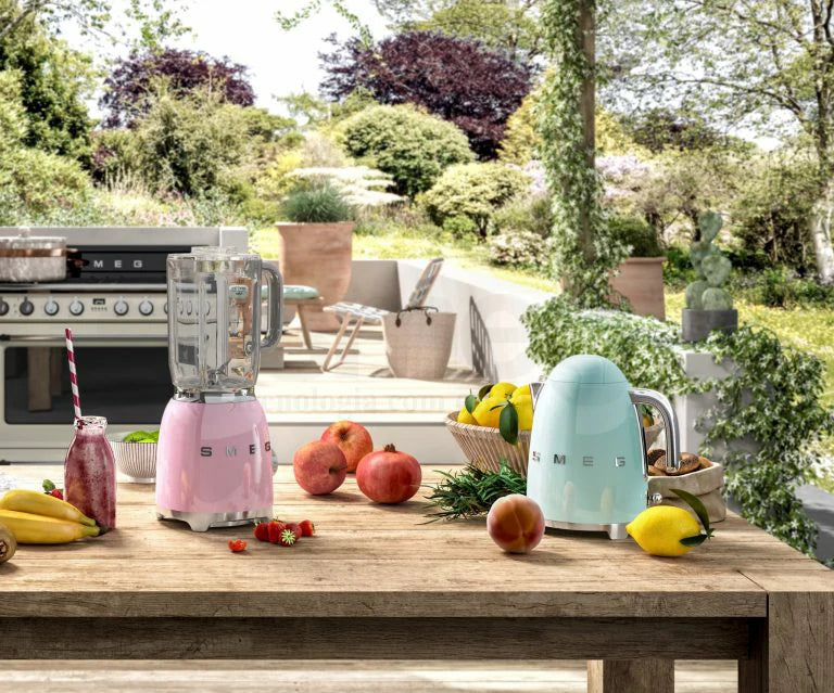 Licuadora Smeg, Estilo años 50, 800W-220V, Rosa, BLF03PKEU