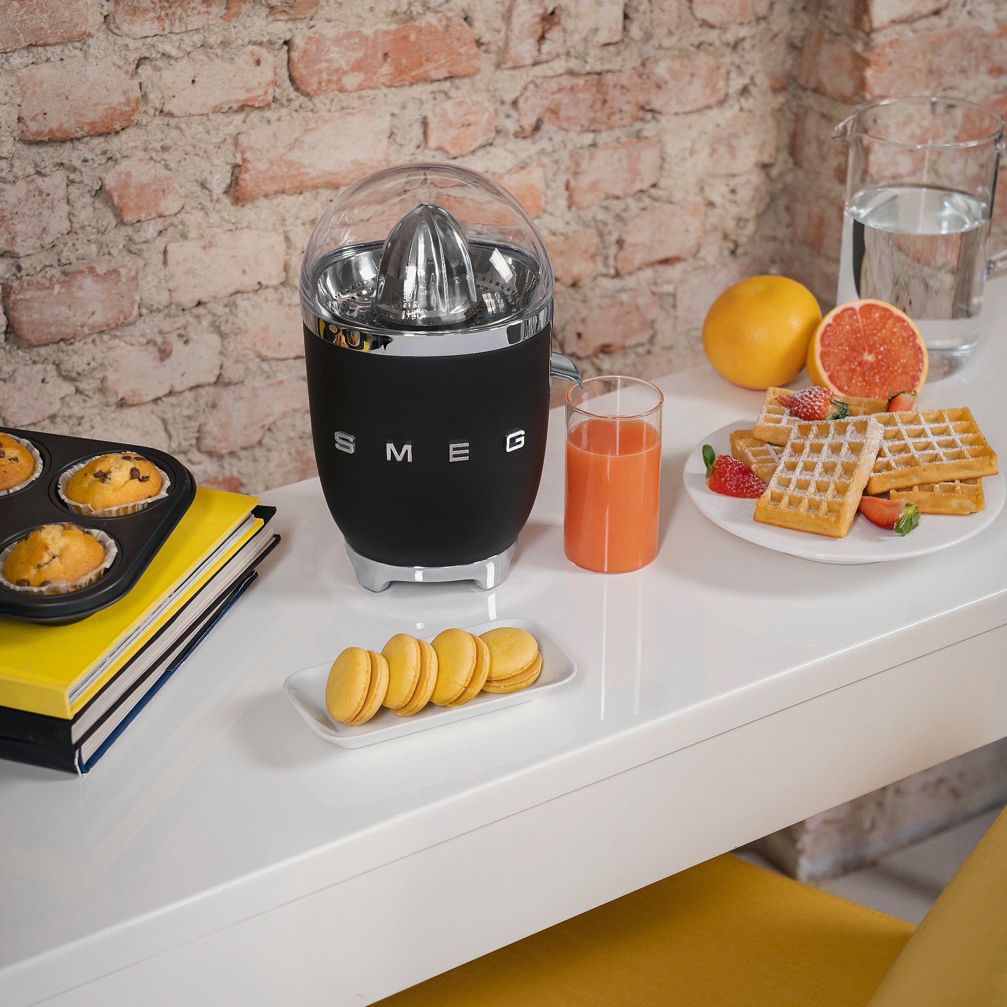 Exprimidor Smeg, Estilo años 50, Negro, CJF11BLEU