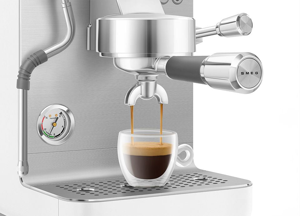 Cafetera Espresso Manual MiniPro Smeg, 1700w, Blanco, EMC02WHMEU