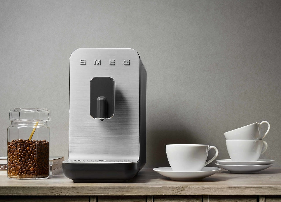 Cafetera Automatica con Varilla de Vapor Smeg, Estética Collezione, 1350w, Negro, BCC12BLMEU