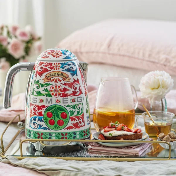 Hervidor Eléctrico Smeg, Estilo años 50, Dolce Gabbana, 220V, KLF03DGEU
