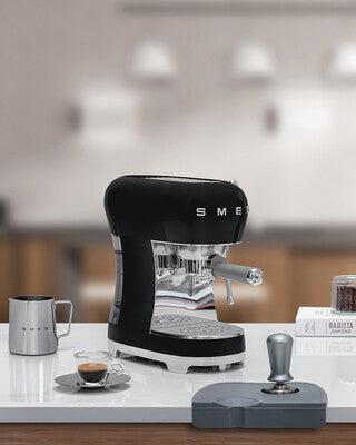 Cafetera Espresso Manual Smeg, Estilo años 50, 1350w, Negro, ECF02BLEU