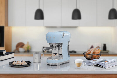 Cafetera Espresso Manual Smeg, Estilo años 50, 1350w, Azul, ECF02PBEU