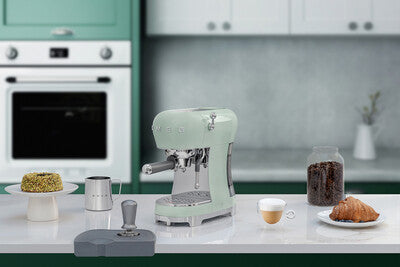 Cafetera Espresso Manual Smeg, Estilo años 50, Verde Pastel, ECF02PGEU