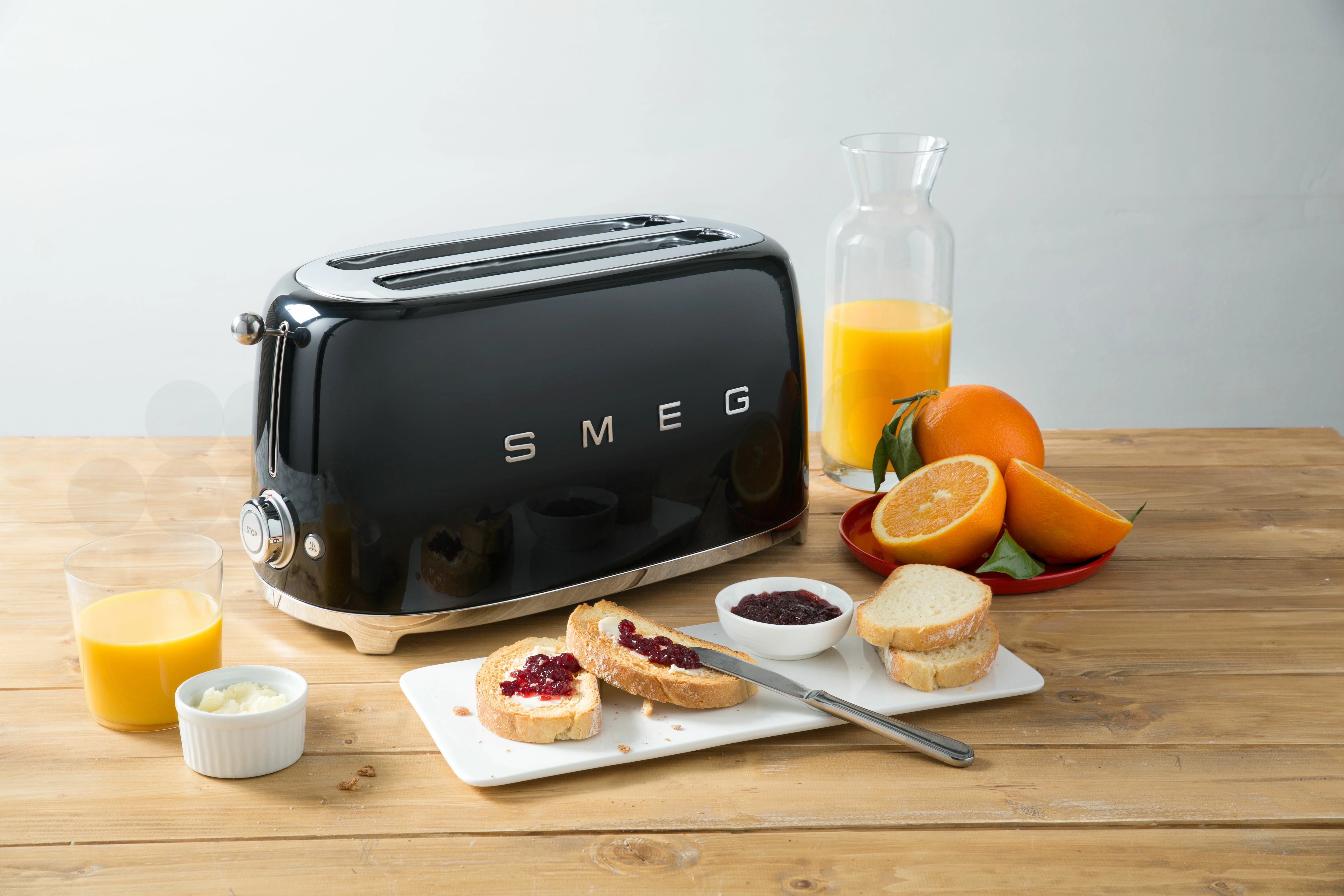 Tostadora Smeg 2x4, Estilo Años 50, 950W 220-240v, Negro, TSF02BLEU