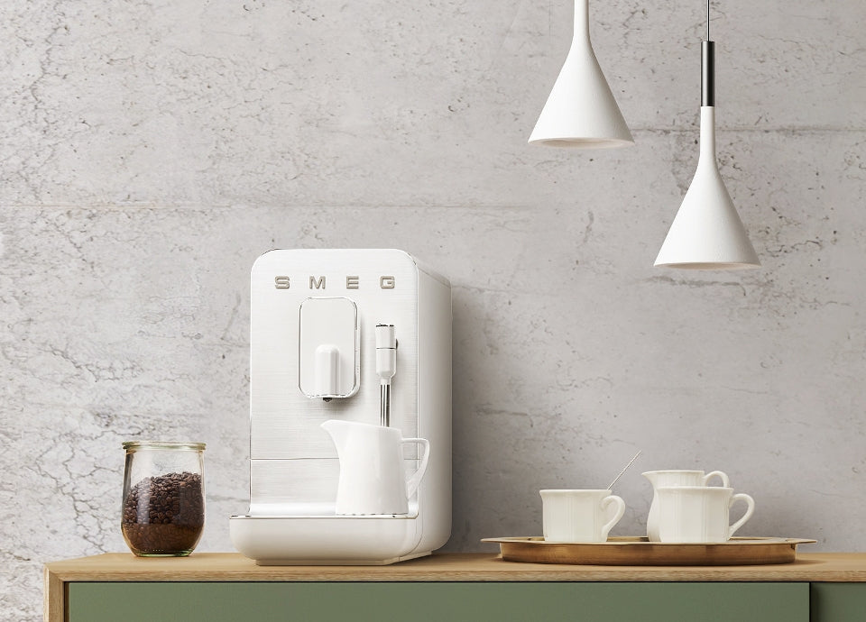 Cafetera Automatica con Varilla de Vapor Smeg, Estética Collezione, 1350w, Blanco, BCC12WHEU
