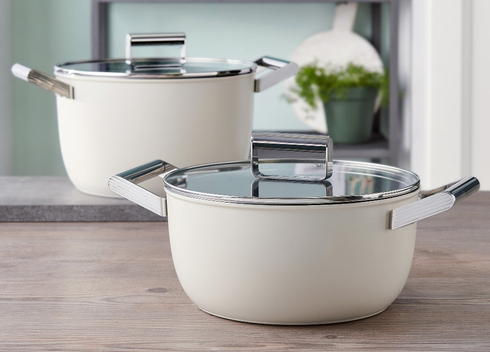 Olla Antiadherente Smeg, Estilo años 50, Crema, CKFC2411CRM