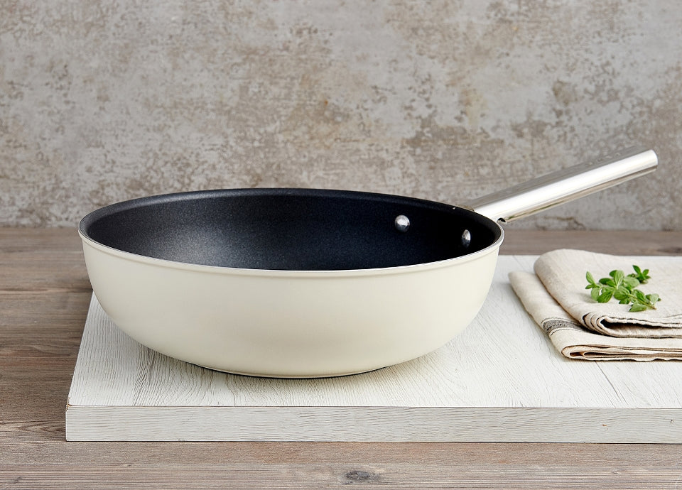 Wok Antiadherente Smeg, Estilo años 50, Crema, CKFW3001CRM