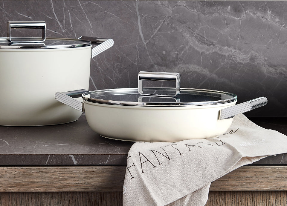 Cacerola Antiadherente Smeg, Estilo años 50, Crema, CKFD2811CRM
